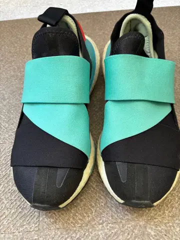 터콰이즈/블랙 스트랩 스니커즈