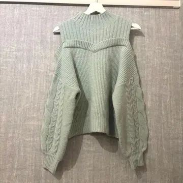 새상품급 트란테안 손 드 모드 오프숄더 터틀넥 스웨터