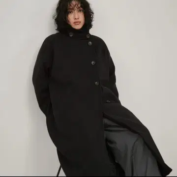 블랙 롱 코트 버튼 포함