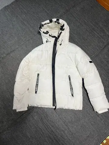 CKJS 화이트 다운 자켓 후드 부착