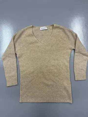 에리오폴 베이지 V넥 긴팔 니트 스웨터