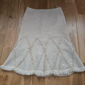 프린지 장식 크림색 플레어 스커트