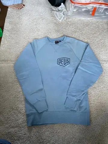 DEUS 라이트 블루 맨투맨 트레이닝복 [미사용 새상품]
