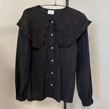 메리제니 빅 칼라 자수 블라우스 블랙