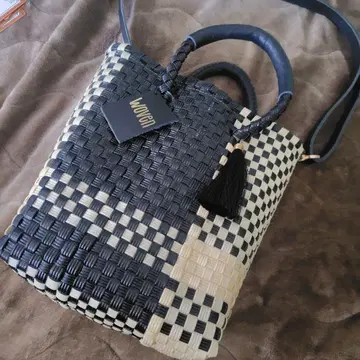 Woven 바스켓백 블랙/화이트 태슬 숄더 타입