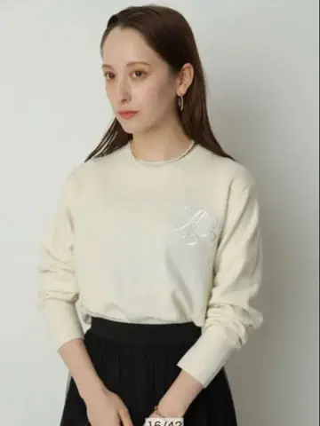 아르페쥬 스토리 엠블럼 자수 니트 아이보리 스웨터 상의