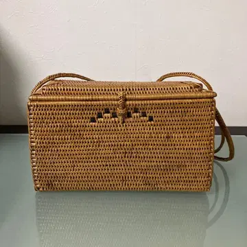 라탄 소재 덮개 달린 아타 백