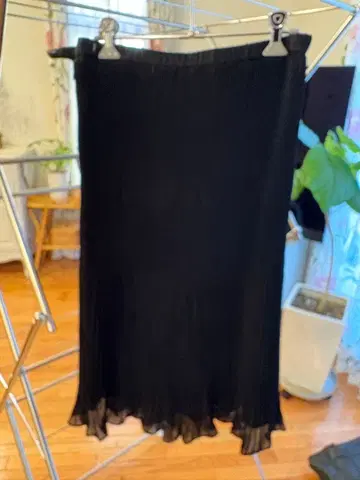 하나에 모리 블랙 컬러 무릎 기장 스커트