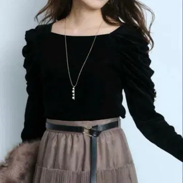 저스길리티 오프숄더풍 벨로아 티셔츠