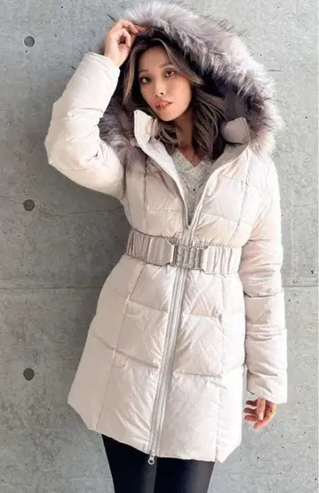 GYDA 화이트 후드 부착 다운 자켓