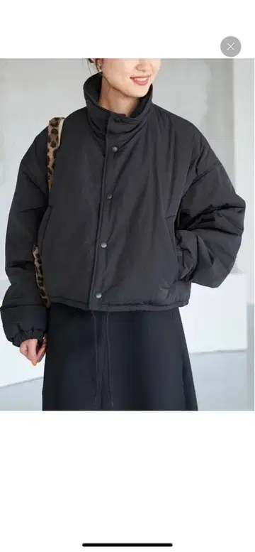 블랙 크롭 다운 자켓
