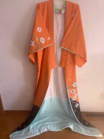 대중연극 오렌지 꽃무늬 밑단 끌림