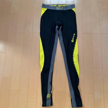 SKINS 컴프레션 레깅스 M 블랙/노랑 몇 회만 착용