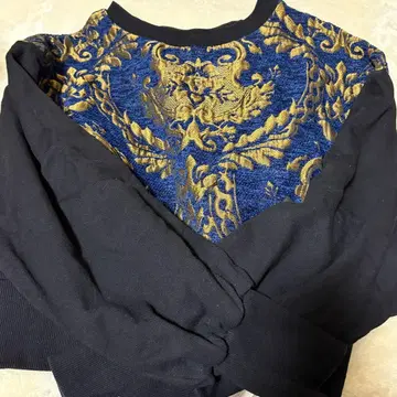 HARE 네이비 골드 자수 맨투맨