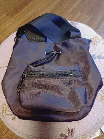 다크 브라운 나일론 숄더백