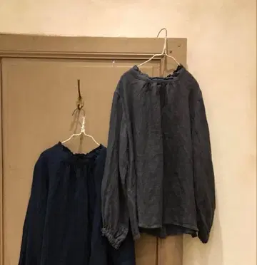 nest Robe 린넨 비에라 스탠드 프릴 블라우스 차콜 그레이