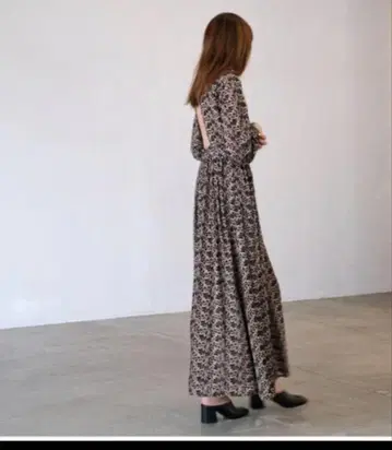 AKTE 자수 백 포인트 하이넥 드레스