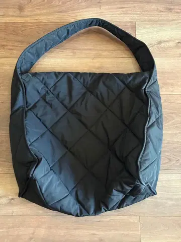 COS 블랙 퀼팅 숄더백