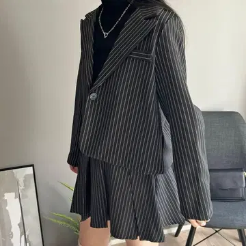 Jewelobe 핀스트라이프 자켓 x 플리츠 스커트 셋업
