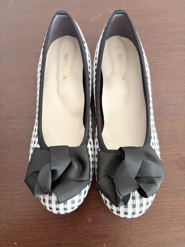새상품급 리본 포함 화이트 블랙 체크 신발