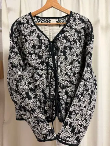 ZARA 꽃무늬 퀼팅 리버서블 노카라 자켓 L 자라