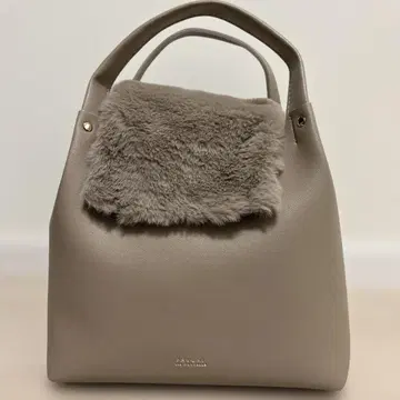 퍼가 달린 그레이 핸드백