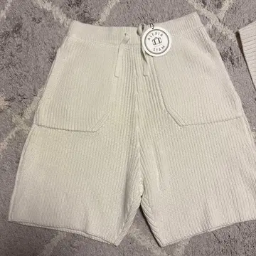 리브 화이트 숏팬츠