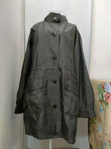 아쿠아 스큐텀 그레이 코트