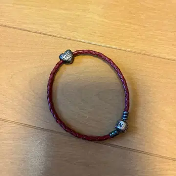 빨간색 가죽 팔찌 하트 참 포함