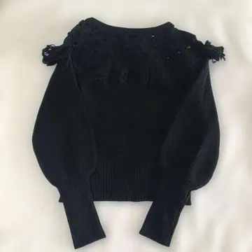 프린지 달린 블랙 니트 스웨터