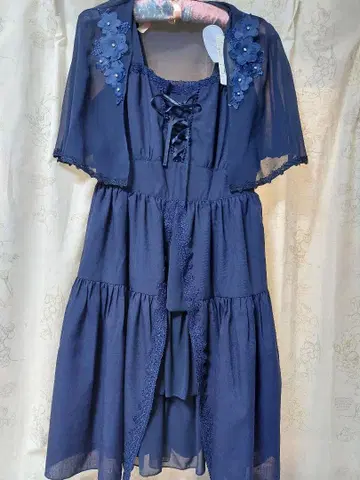 네이비 플라워 자수 겉옷 포함 슬리브리스 원피스