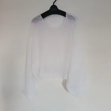 화이트 모헤어 터치 로우게이지 니트