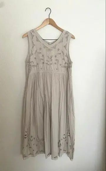 TSUHARU 컷워크 자수 전후 착용 민소매 원피스