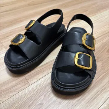블랙 통굽 샌들 골드 컬러 버클