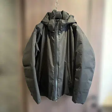 거의 새상품 데상트 얼터레인 미즈사와 다운 O 인비저블 다운 자켓 블랙