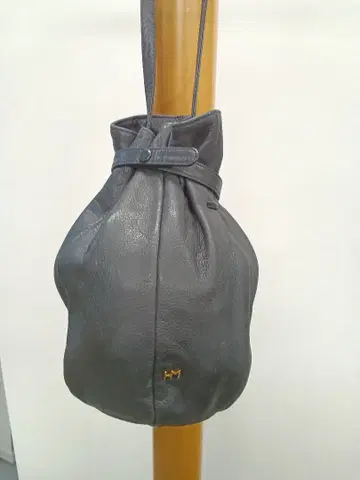 [ HANAE MORI ] HM 가죽 숄더백 블랙