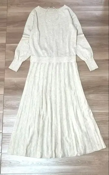 1회 착용 새상품급 슬로브 이에나 도킹 플리츠 니트 원피스 베이지