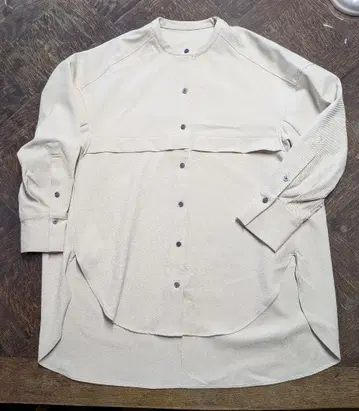 베이지 버튼업 셔츠 긴팔