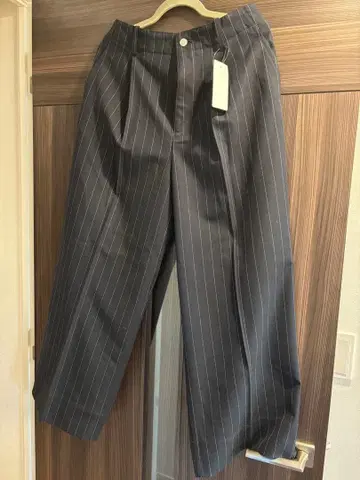 GU x beautiful people 턱 와이드 팬츠