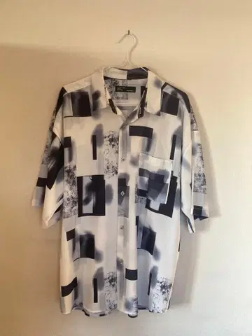 기하학 패턴 반팔 셔츠