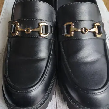 블랙 로퍼 금장 장식 통굽