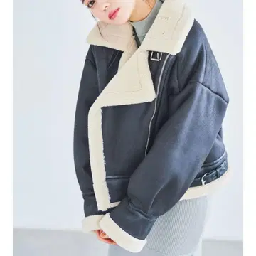 dazzlin 더블린 가죽 라이크 보아 숏 블루종