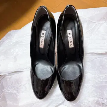 [ 다이애나 ] 거의 새상품 에나멜 블랙 하이힐 24cm