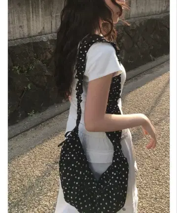 anyonemore 원숄더 셔링 도트 하프문 백