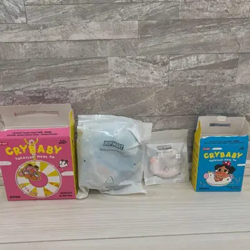 CRYBABY Vacation Mode On 펜던트 스트랩