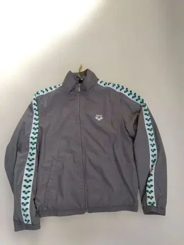 ARENA 그레이 나일론 자켓 사이드 그린 장식