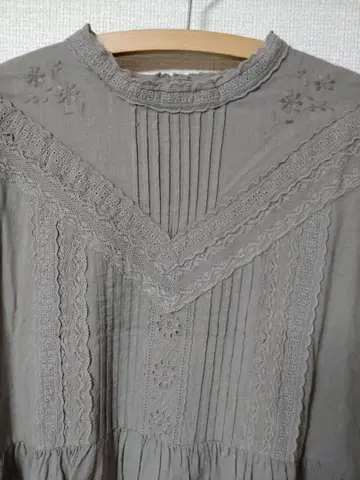 사만사 모스모스 SM2 스탠드 레이스 자수 원피스