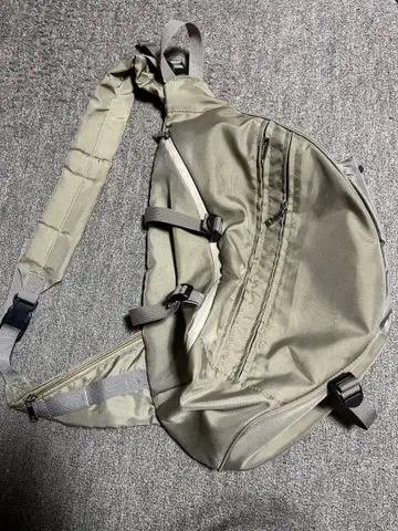 조조타운 바디 백 베이지