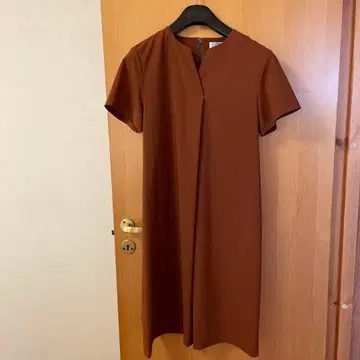 심플 브라운 V넥 원피스