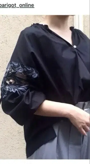 PARIGOT 자수 블랙 반소매 셔츠